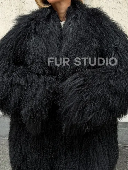 Черная шуба из ламы V-образный вырез - фото 2
