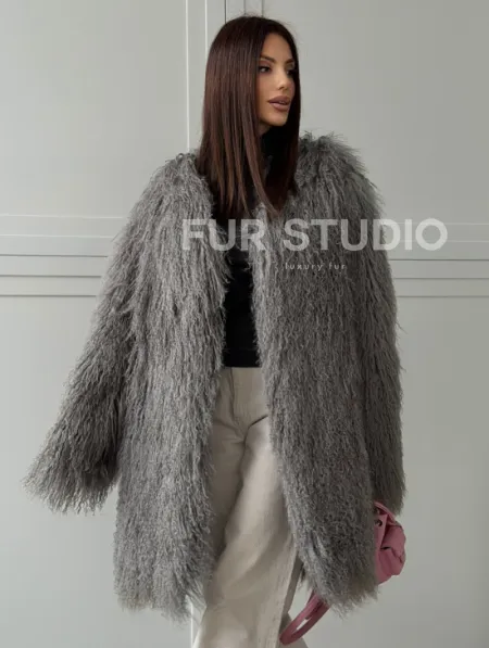 Удлиненная серая шуба из ламы - фото 0