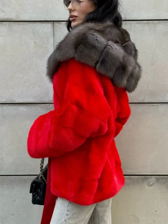 Полушубок из меха норки с капюшоном из куницы в карминовом цвете (красный) - фото 8
