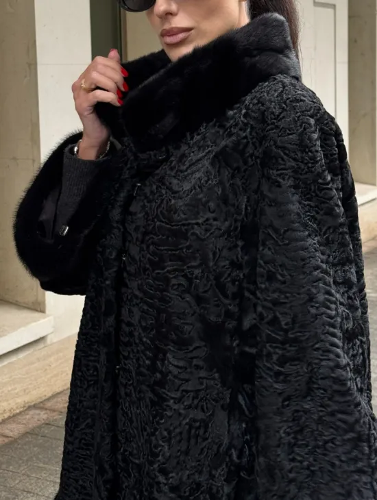 Черное полупальто из меха каракульчи, стойка воротник и манжет из норки - фото 2