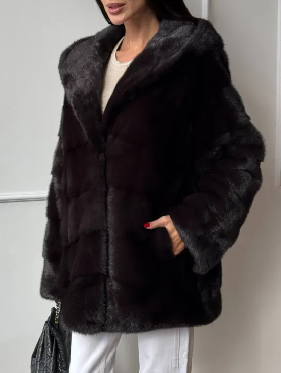 Меховая шубка с капюшоном из аукционной норки в цвете уголь - фото 1