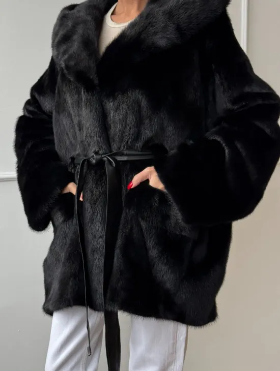 Летучая мышь шуба из черной норки с меховым капюшоном - оверсайз - фото 2