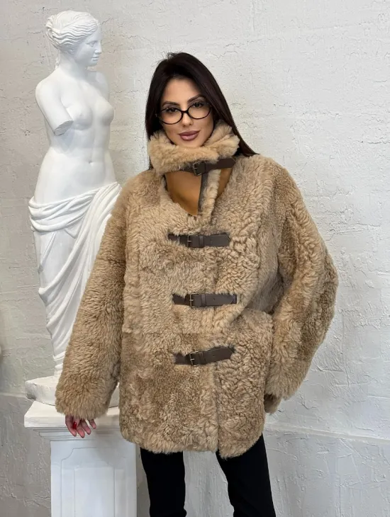 Бежевая женская дубленка из натуральной овчины Тиградо средней длины с отложным воротником - фото 12