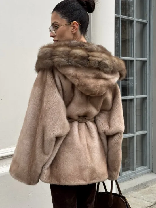 Шуба - пончо под пояс из плюшевой норки с капюшоном из меха куницы - фото 3