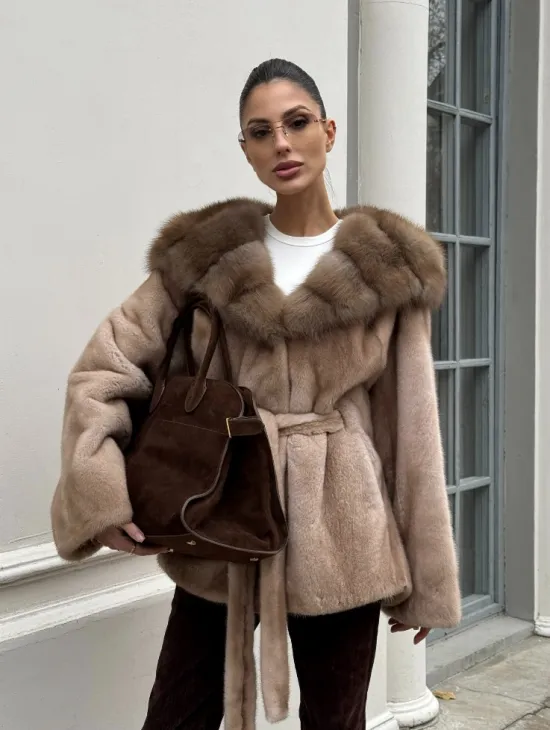 Шуба - пончо под пояс из плюшевой норки с капюшоном из меха куницы - фото 10