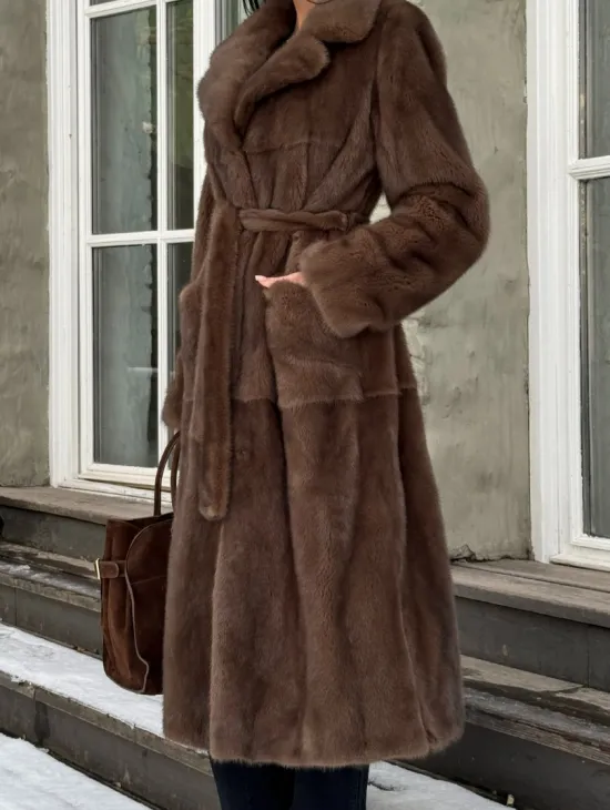Классическая женская норковая шуба в цвете соболь с поясом и накладными карманами - фото 2