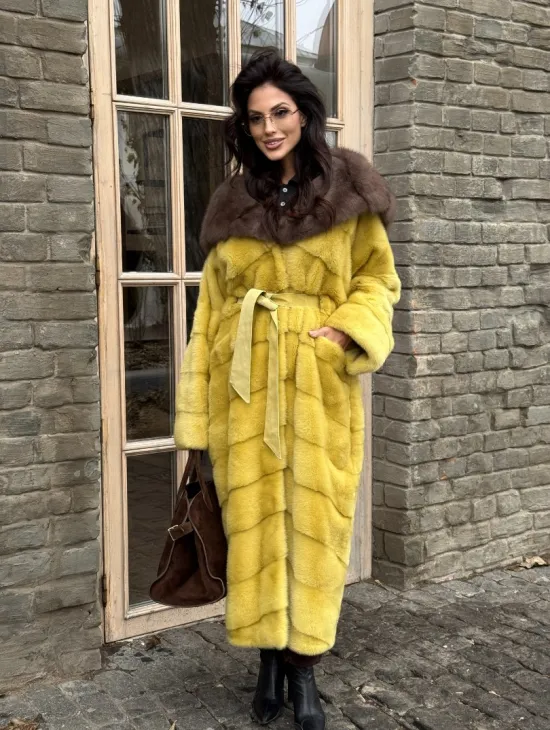 Женская длинная шуба из норки желтого цвета с капюшоном из меха куницы - фото 0