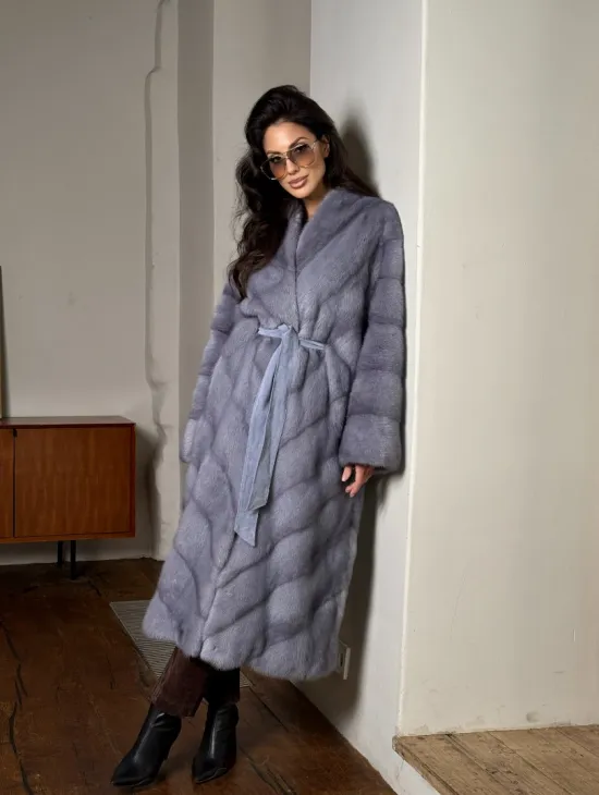 Модная женская шуба из меха норки с V-образным воротником - фото 9