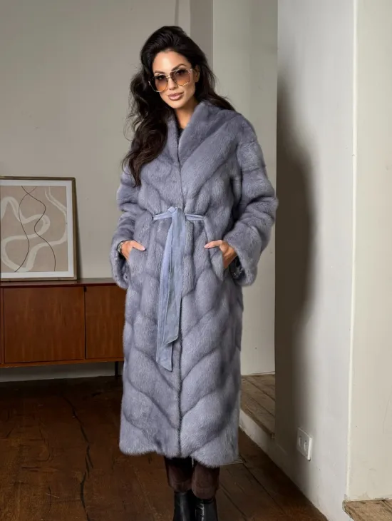 Модная женская шуба из меха норки с V-образным воротником - фото 0