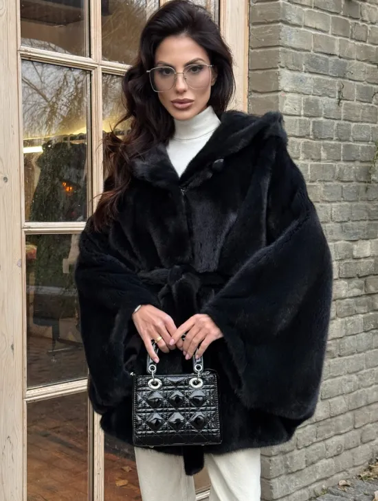 Меховое пончо из скандинавской норки с капюшоном - черный изумруд - фото 4