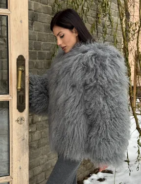 Шуба из меха ламы серого цвета - фото 8
