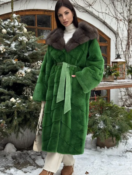 Шуба зеленого цвета с капюшоном из меха куницы - фото 6