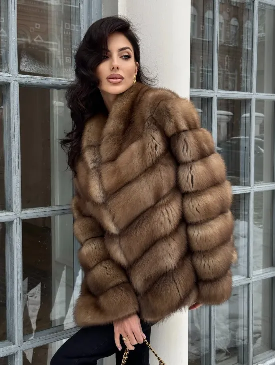 Шуба из меха куницы с V-образным воротником - фото 3