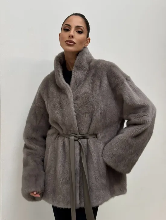 Норковый полушубок кимоно с V-образным воротником в сером цвете - фото 10