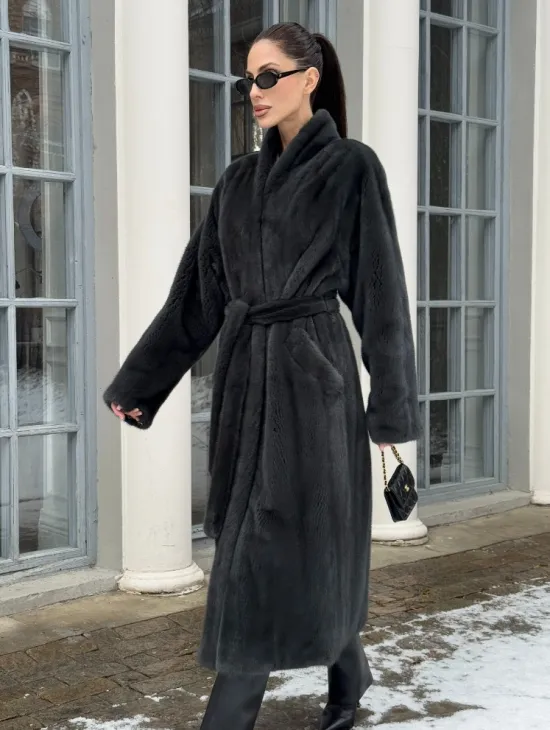 Модная норковая шуба в цвете графит с V-образным воротником - фото 3