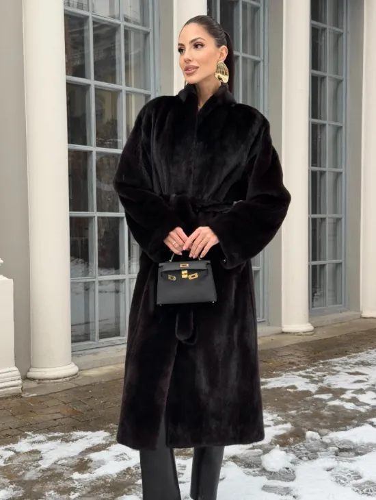 Шуба из аукционного меха норки SAGA FURS в натуральном коричневом цвете - фото 3