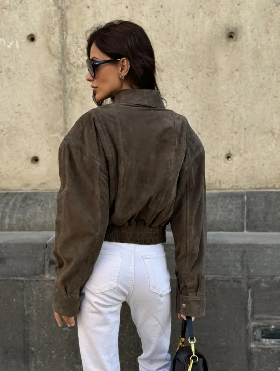 Модная винтажная универсальная укороченная куртка-бомбер из натуральной кожи (замши) - фото 9