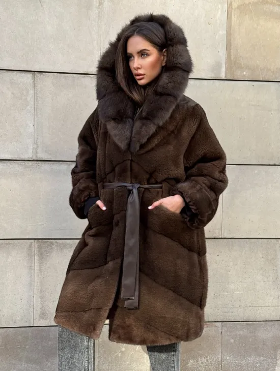 Шуба из плюшевой норки Velvet с капюшоном из меха куницы, средней длины - фото 9
