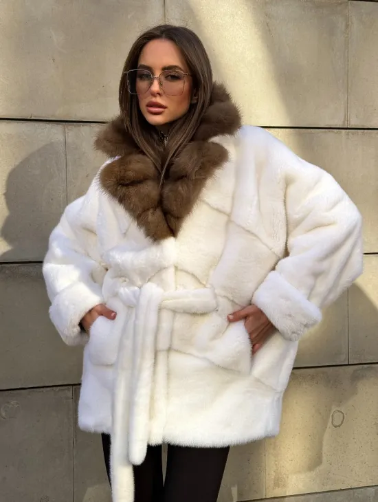 Белоснежная норковая шуба в стиле оверсайз с воротником из меха куницы - фото 7
