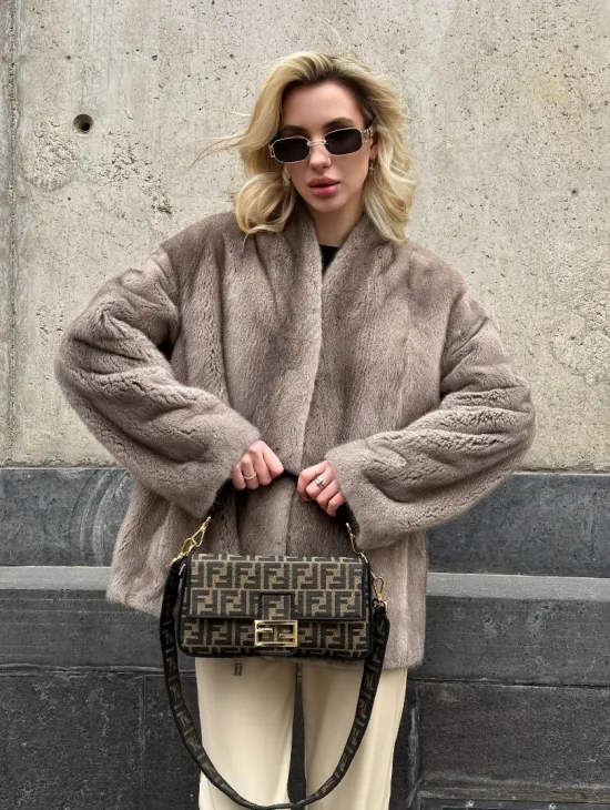 Женское короткое полупальто из меха норки с V-образным воротником - фото 6