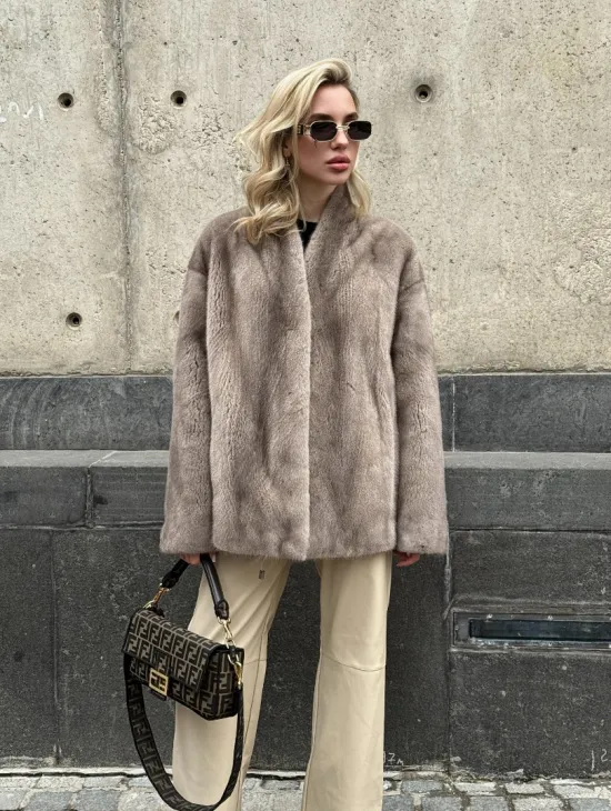 Женское короткое полупальто из меха норки с V-образным воротником - фото 10