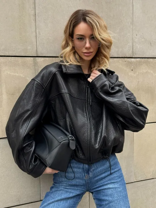 Женская укороченная кожаная куртка с поясом на кулиске и воротником-стойкой - фото 0