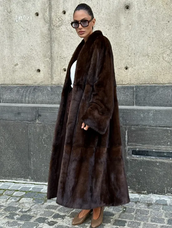 Эффектная норковая шуба цвета 
