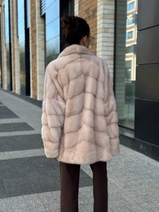 Шуба норковая пудрового цвета с английским воротником - фото 9