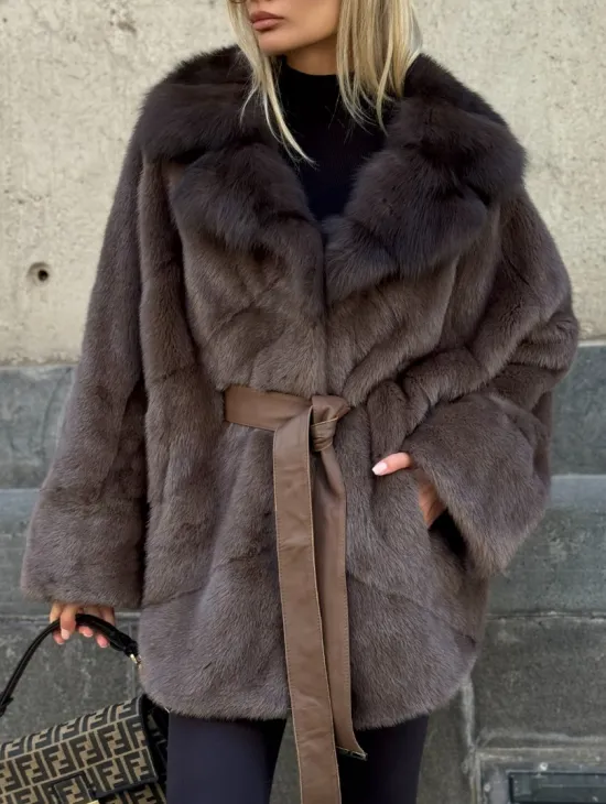 Женская норковая шуба свободного силуэта с воротником куницы - фото 3