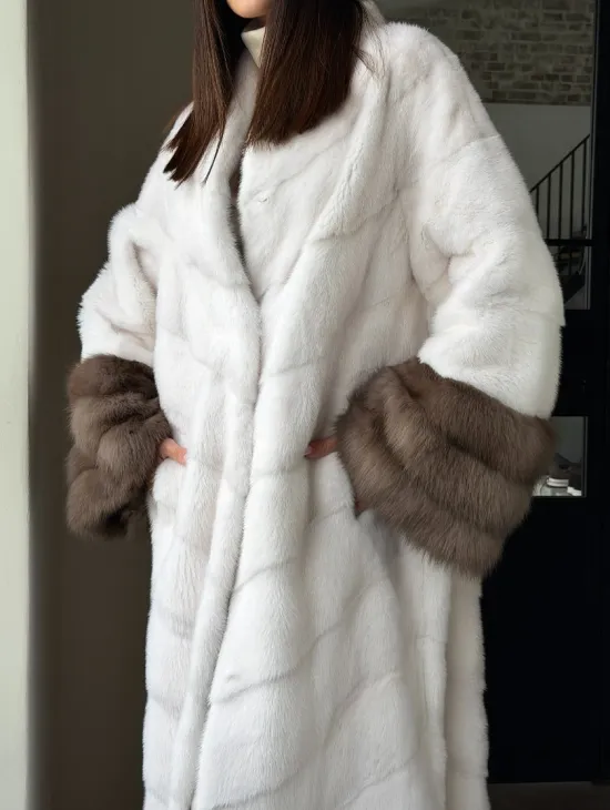 Белая норковая шуба с манжетами из меха куницы - фото 1