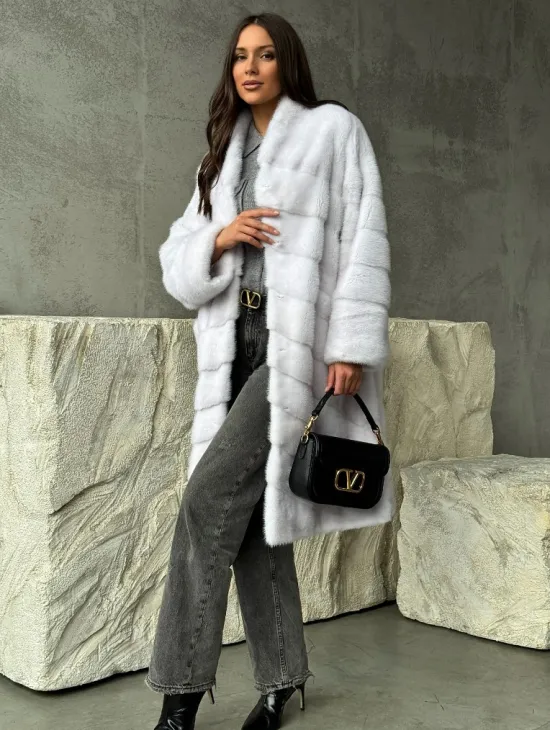 Белая норковая шуба с V-образным воротником - фото 5