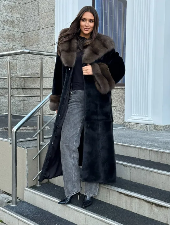 Черная шуба из меха SAGA FURS с отделкой из куницы - фото 4