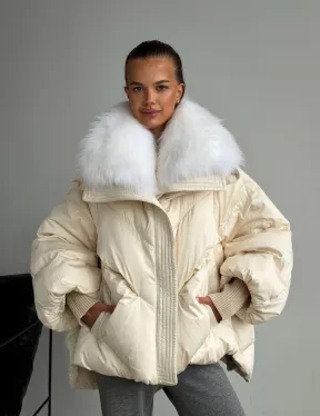 Бежевый зимний пуховик - фото 11