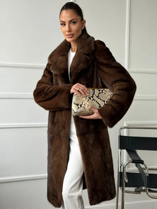 Норковая шуба средней длины со шлицами по бокам - фото 5