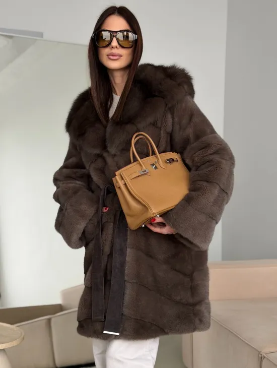 Шуба норковая с капюшоном из куницы - фото 8