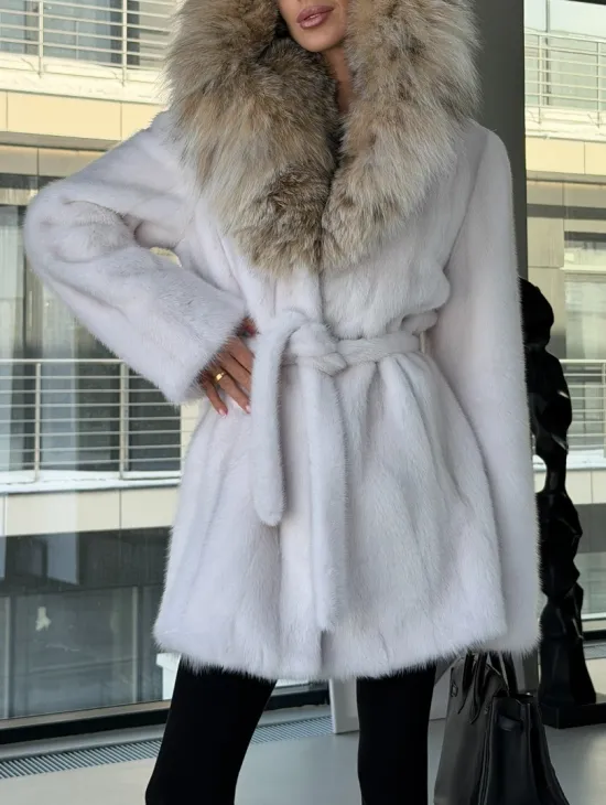Белая шуба с капюшоном из рыси - фото 5