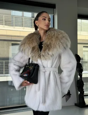 Белая шуба с капюшоном из рыси - фото 19