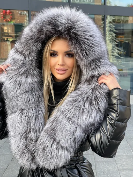 Чёрное пуховое пальто с меховым капюшоном - фото 0