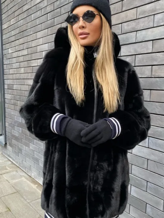 Удлиненный бомбер из меха скандинавской норки с капюшоном на молнии - фото 2