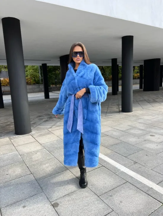 Удлиненная норковая шуба с поясом в голубом оттенке - фото 5