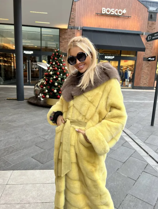 Шуба из плюшевой норки с капюшоном из меха куницы в лимонном цвете - фото 5