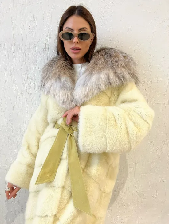 Шуба норковая с капюшоном из меха рыси - бледно-желтый цвет - фото 5