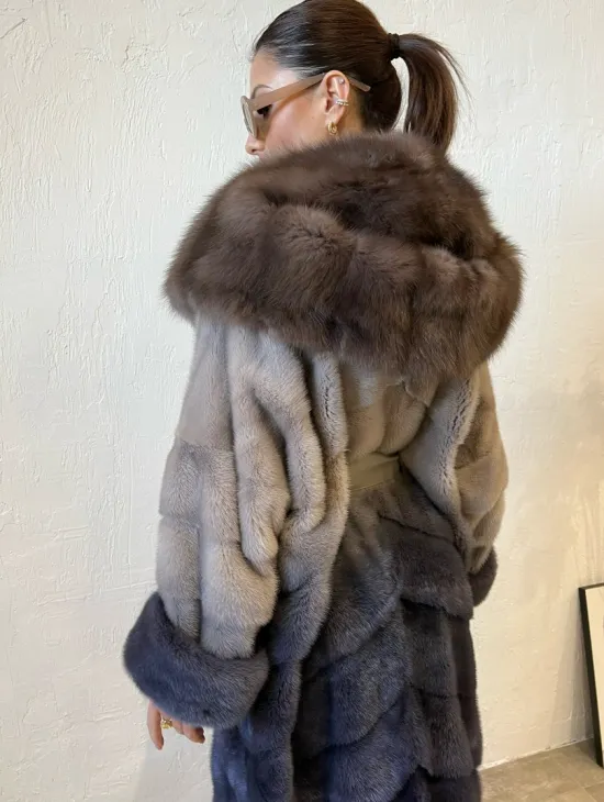 Удлиненная норковая шуба с капюшоном из меха куницы - эффект деграде - фото 2