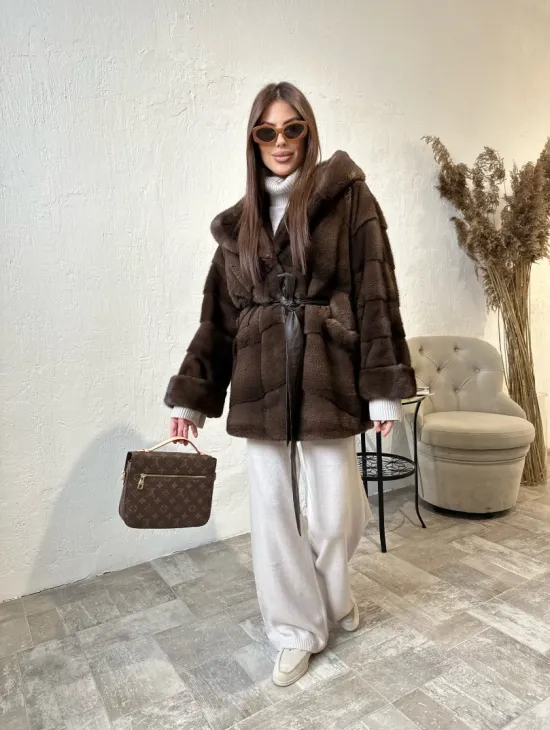 Шуба из меха аукционной норки с капюшоном - цвет соболь - фото 2