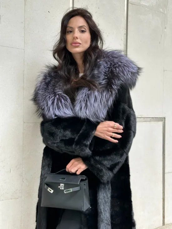 Норковая шуба черного цвета с капюшоном из чернобурки - фото 5