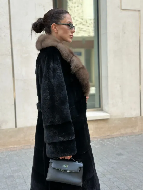 Черная шуба BLACK NAFA с английским воротником из куницы - фото 4