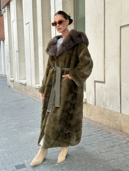Норковая шуба зеленого цвета с капюшоном из меха куницы - фото 5